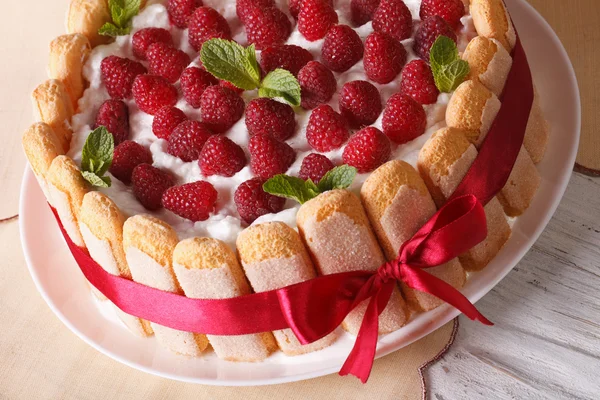 Raspberry charlotte taart met Savoiardi close-up. horizontale — Stockfoto