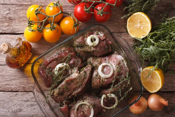 Marinated meat with onions and herbs close up. horizontal top vi — Zdjęcie stockowe