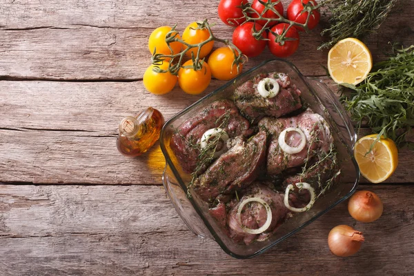 Marinated meat with onions and herbs. horizontal top view — Stock Photo, Image