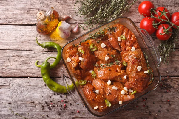 Meat in red marinade with spices in bowl. horizontal top view — Zdjęcie stockowe