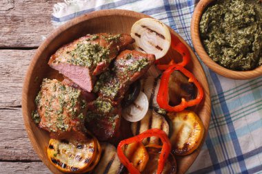 et ve pesto closeup ile ızgara sebze. Yatay üst 