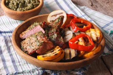 biftek ve pesto ile ızgara sebzeler bir plaka üzerinde kapat.