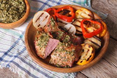 Dana eti ve pesto sos yakın çekim ile ızgara sebze. Hori