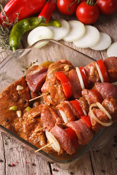 Raw kebab with vegetables in a spicy marinade close-up, vertical — Stock fotografie