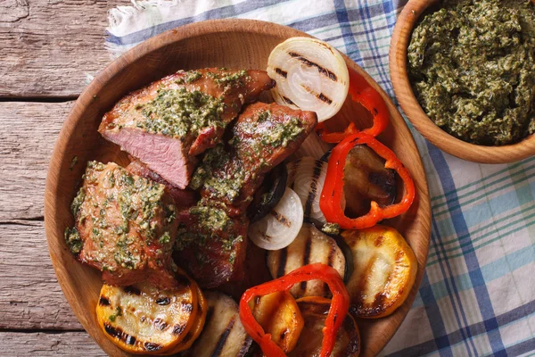 Carnes e legumes grelhados com pesto closeup. Parte superior horizontal — Fotografia de Stock