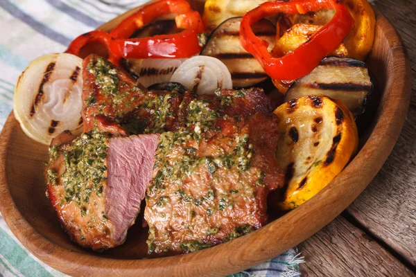 Saftiges Rindfleisch und gegrilltes Gemüse mit Pesto in Nahaufnahme. Horizonte — Stockfoto