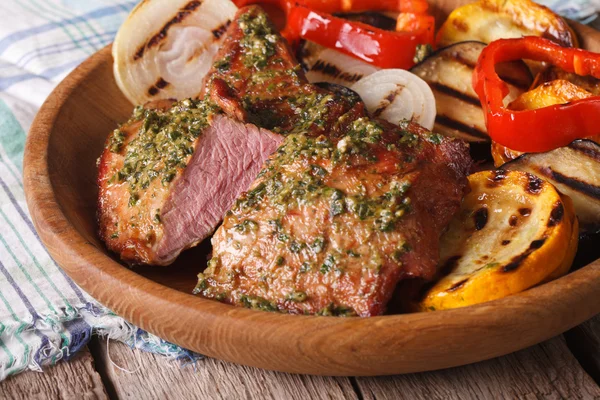 Grilled meat with pesto and vegetables close-up. Horizontal — Stock Photo, Image