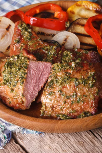 Fleisch vom Grill mit Pesto und Gemüse in Nahaufnahme. vertikal — Stockfoto