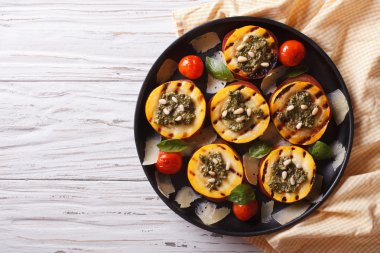 kızarmış kabak ve domates pesto ile. Yatay Üstten Görünüm