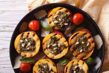 kızarmış kabak ve domates pesto yakın çekim ile. yatay olarak