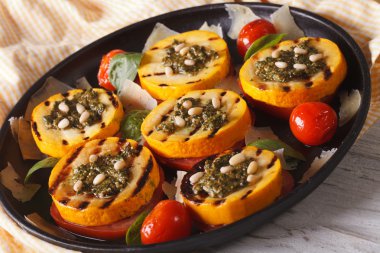 kızarmış kabak ve domates pesto, peynir ve fındık closeu ile