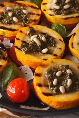 Kızarmış kabak pesto, parmesan ve çam fıstığı makro ile. Verti