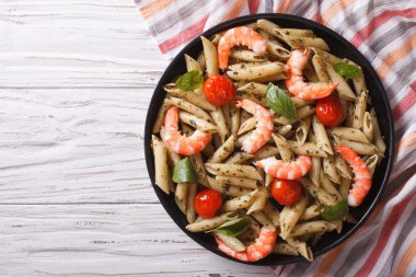 makarna karides, domates ve pesto sos ile. Yatay Üstten Görünüm