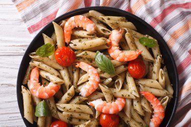 karides, domates ve pesto sos yakın çekim ile makarna. Yatay t