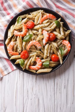 makarna karides, domates ve pesto sos ile. Dikey Üstten Görünüm