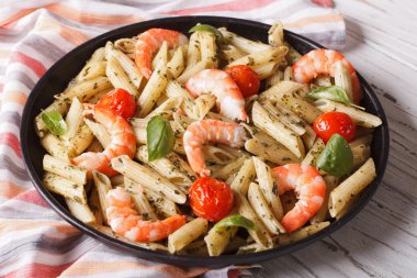 Penne makarna ile karides, domates ve pesto portre. Yatay 