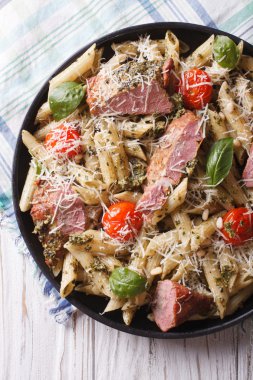 Penne makarna ile et, parmesan, pesto yakın çekim. Dikey üst VI