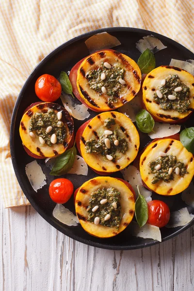 Abobrinha grelhada e tomates com pesto close-up. parte superior vertical — Fotografia de Stock