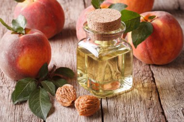 Bir cam şişe yakın çekim doğal taze şeftali yağı. Yatay