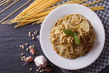 pesto, peynir ve malzemeler ile makarna. Yatay Üstten Görünüm