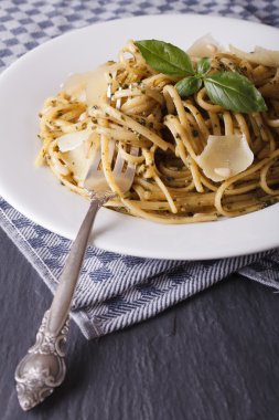 pesto, çam fıstığı ve parmesan closeup ile makarna makarna. Verti