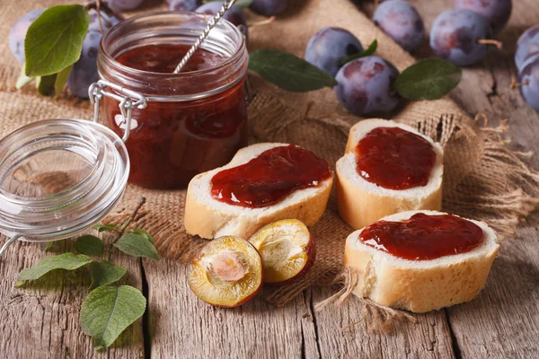 Sandwiches with homemade plum jam close-up. horizontal — ストック写真