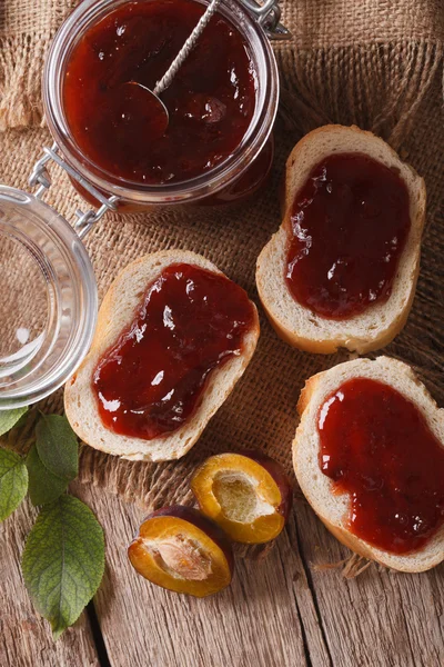 Sandwiches with plum jam close-up on the table. Vertical top vie — ストック写真