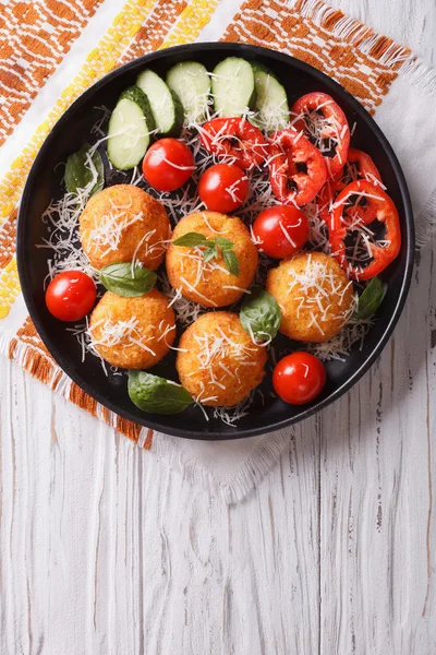 Итальянские рисовые шарики с сыром. вертикальный вид сверху — стоковое фото
