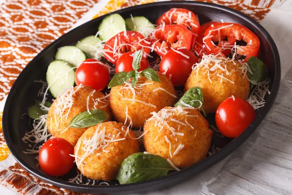 Arancini rice balls with parmesan and fresh vegetables. Horizont — Stock Photo, Image