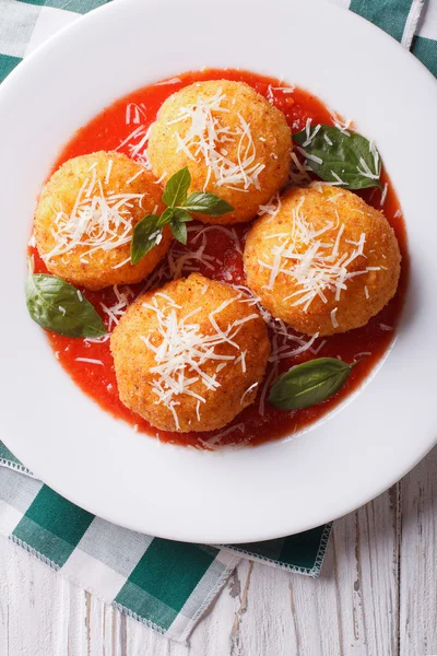 Fried arancini rice balls with tomato sauce closeup. vertical to — 图库照片