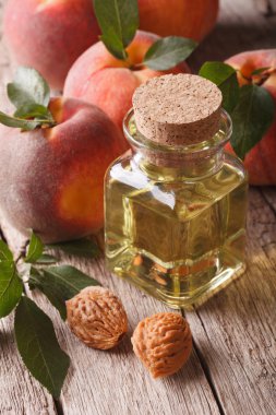 Şeftali yağı Tablo yakın çekim üzerinde cam şişede. dikey