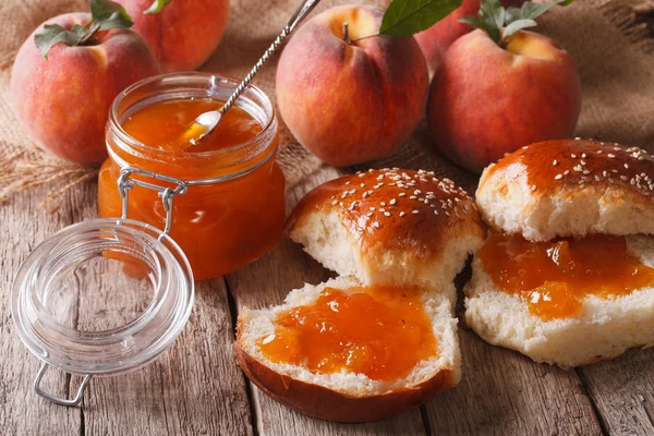 Zelfgemaakte broodjes met perzik jam close-up op de tafel. Horizontale — Stockfoto