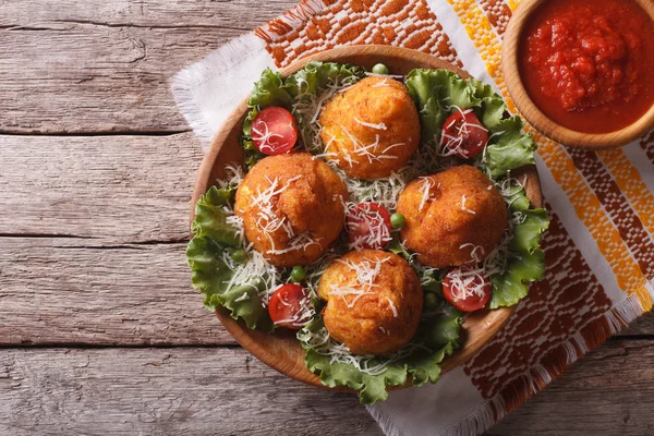 Arancini rijst ballen gevuld met vlees en saus. horizontale terug naar boven — Stockfoto