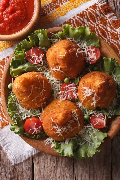 Arancini rijst ballen en tomaten saus close-up. verticale bovenaanzicht — Stockfoto