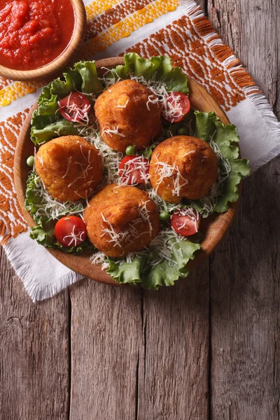 Arancini rijst ballen gevuld met vlees en tomatensaus. verticale — Stockfoto