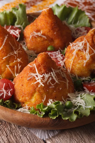 Arancini rijst ballen met vlees en kaas close-up. Verticaal — Stockfoto