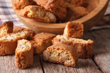 İtalyan bisküvi lezzetli kurabiyeler badem ile kapatın. ufuk