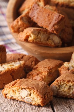 İtalyan badem Bisküvi Kurabiye tablo yakın çekim. dikey