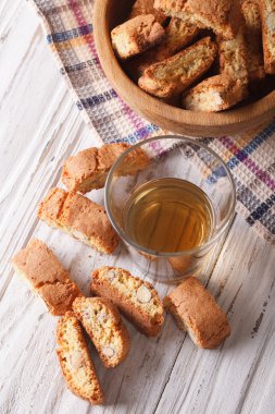 İtalyan badem Bisküvi Kurabiye ve şarap. Dikey Üstten Görünüm