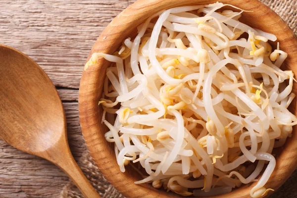 ahşap kase yakın çekim mung fasulye filizi. Yatay üst 