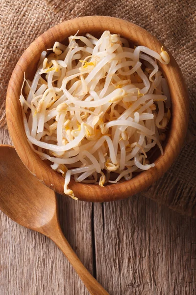 Ham lahanası mung fasulye ahşap bir kase. Dikey Üstten Görünüm