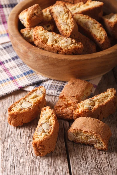 Ev yapımı lezzetli Kurabiye bisküvi ile badem yakın çekim. Verti
