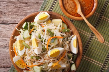 Fıstık sosu yakın çekim Gado Gado salatası. Yatay Üstten Görünüm