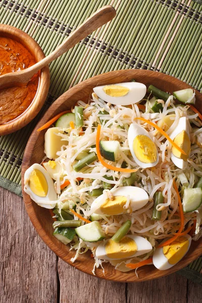 Gado-Gado-Salat mit Erdnusssoße aus nächster Nähe. vertikale Ansicht von oben — Stockfoto