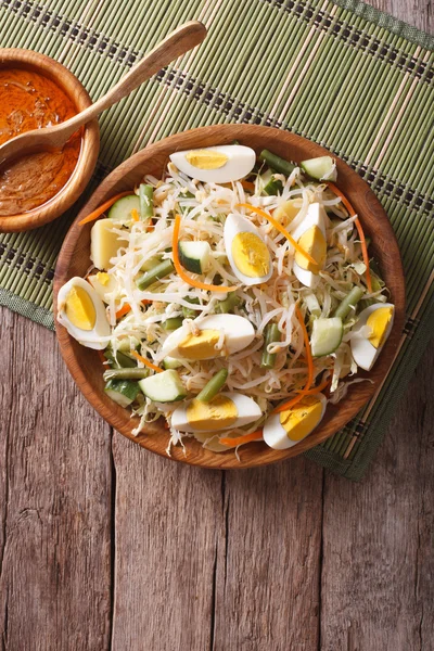 Insalata Gado Gado con salsa di arachidi sul tavolo. top verticale vie — Foto Stock