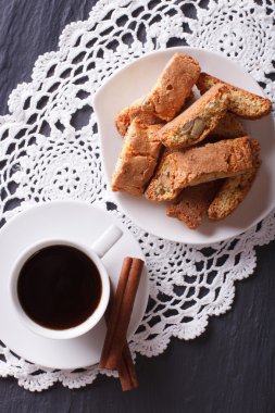 kahve ve kurabiye ile badem yakın çekim. Dikey Üstten Görünüm