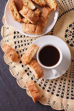 badem ile kahve ve kurabiye cantuccini. Dikey Üstten Görünüm 