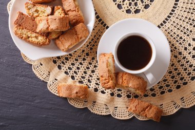 badem closeup ile kahve ve kurabiye cantuccini. Yatay t