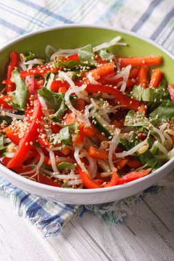 Brüksel lahanası, biber ve susam portre sağlıklı salata. Dikey