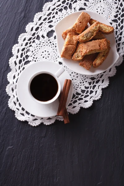 Café et biscuits aux amandes. Vue verticale du dessus — Photo